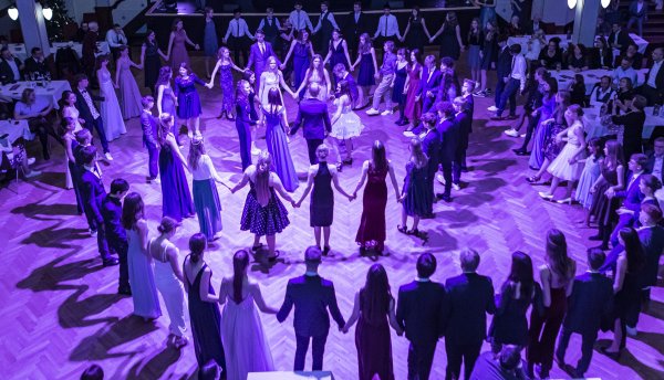 Jugendabschlussball: Gym. Engelsdorf, Gym. Borsdorf, Hannah-Arendt-Gym., Gym. St Augustin, Martin-Rinckart-Gym., Evang. Schulzentrum Bad Düben